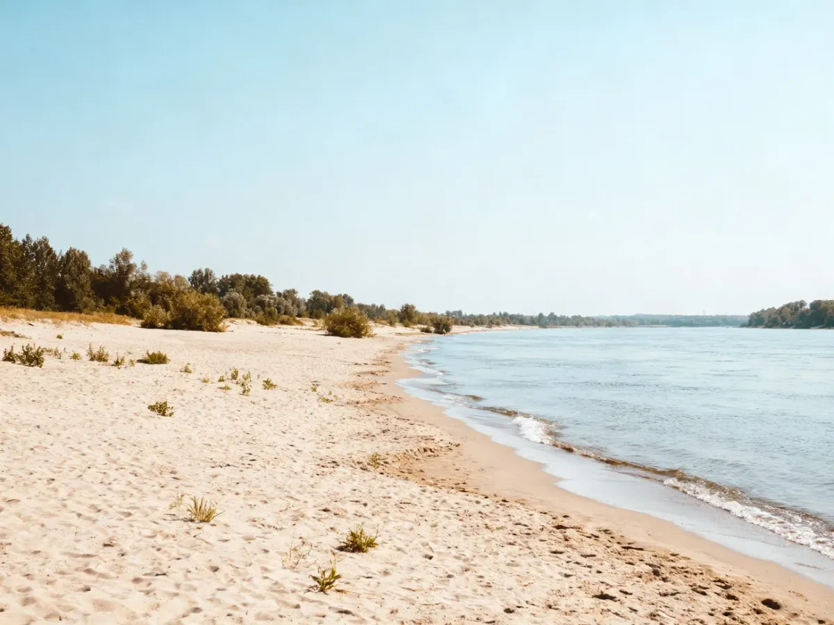 Piaszczysta plaża nad Wisłą w Warszawie