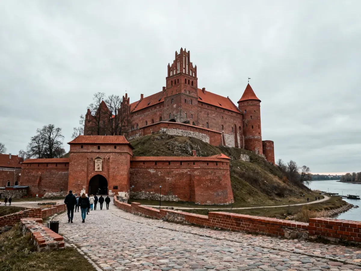 Zamek w Gniewie górujący nad okolicą i Wisłą