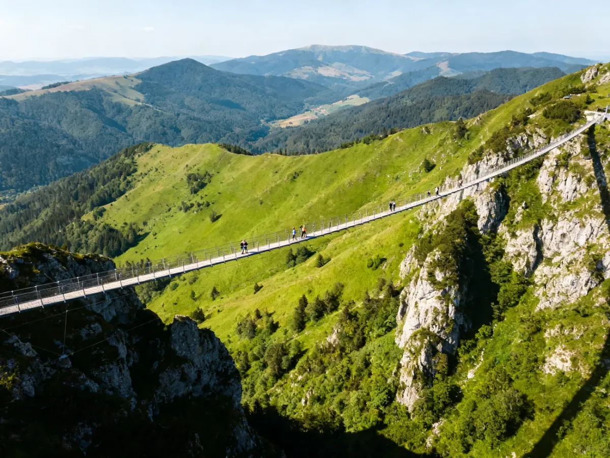 Sky Bridge 721 zawieszony nad górską doliną w Dolní Moravie