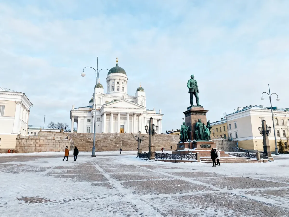 Plac Senacki z białą katedrą w Helsinkach