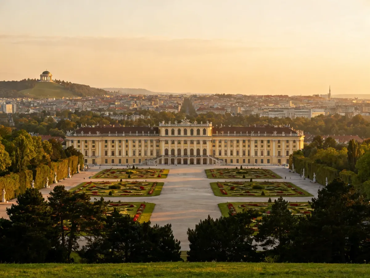 Widok na pałac Schönbrunn, ogrody i Gloriettę o poranku