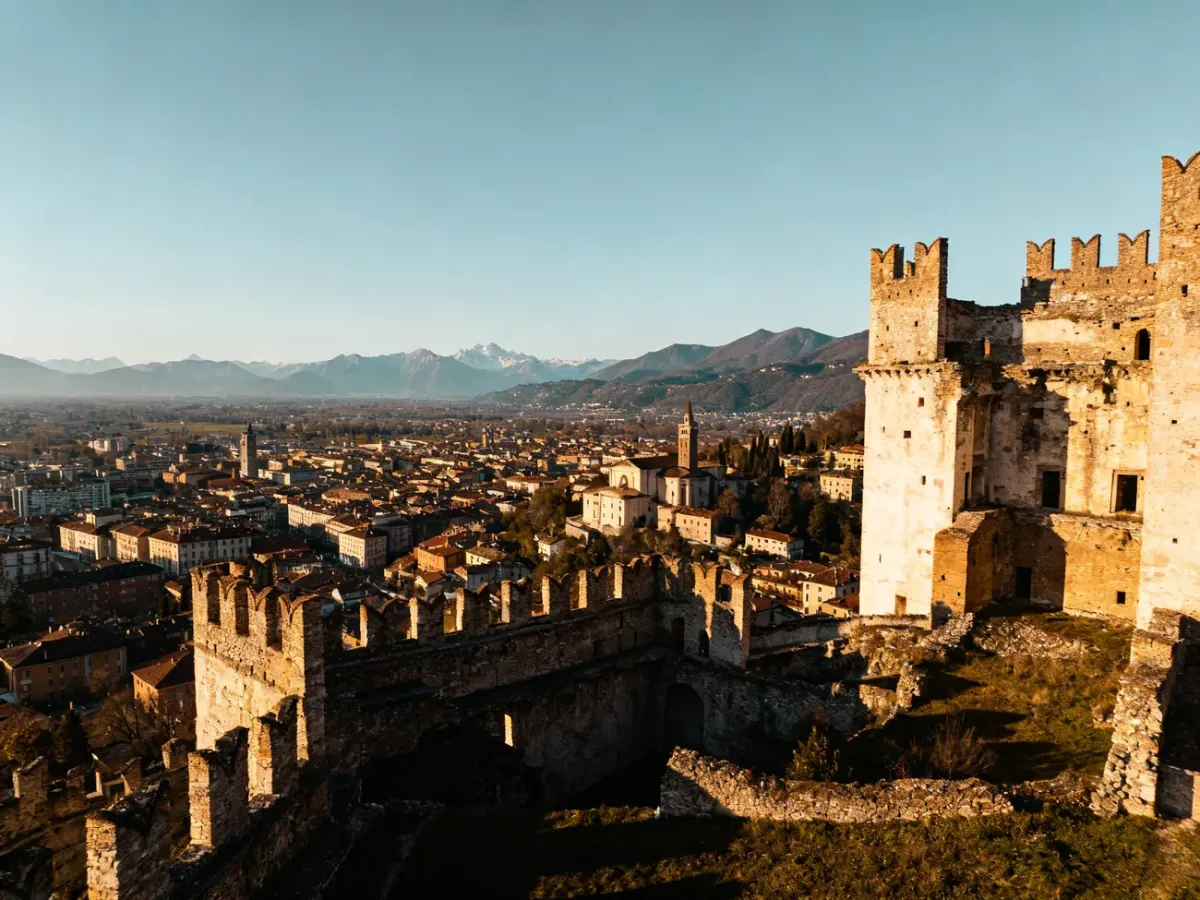 Panorama Bergamo ze wzgórza San Vigilio z ruinami zamku