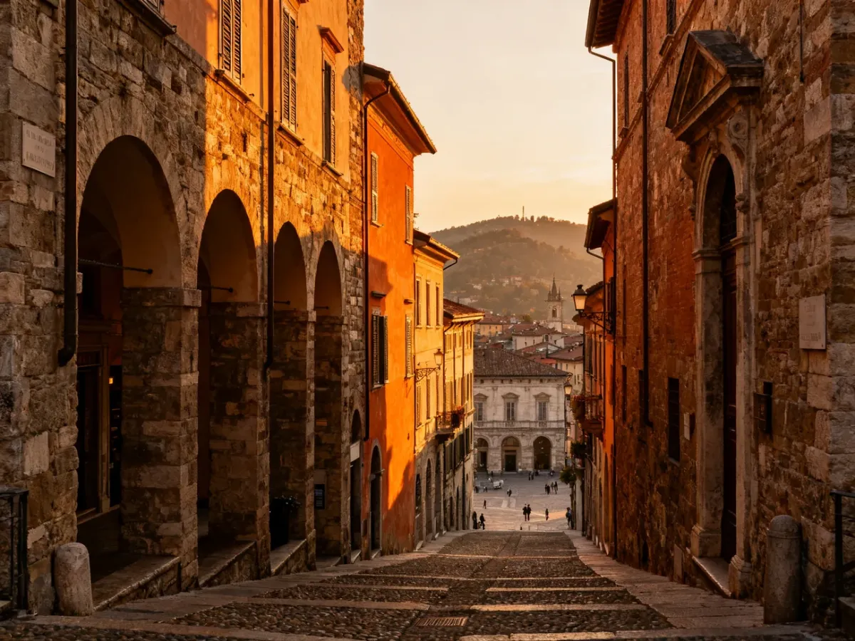 Zabytkowa ulica Górnego Miasta Bergamo prowadząca w stronę Piazza Vecchia