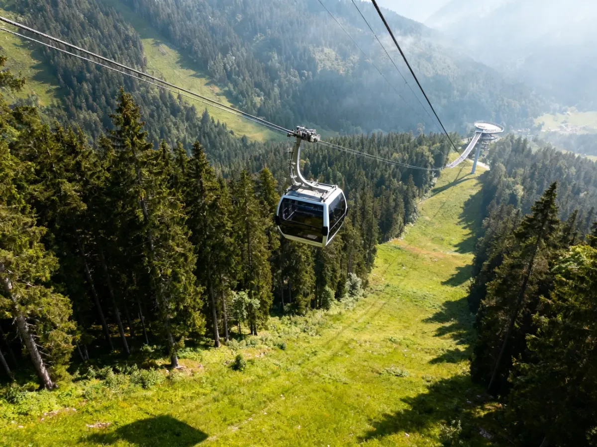 Gondola wjeżdżająca na grzbiet Magury Spiskiej