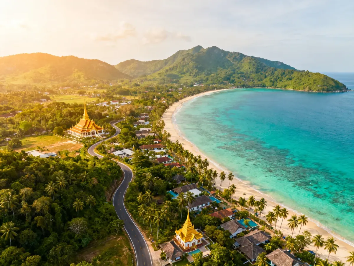Panoramiczny widok Koh Samui z tropikalnymi plażami, zielonym wnętrzem wyspy i zabudową turystyczną