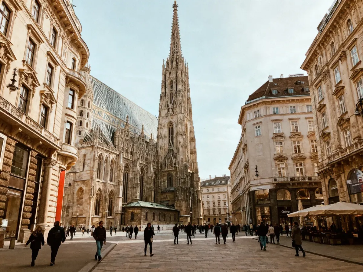Zabytkowe centrum Wiednia ze Stephansdomem i ulicą Graben