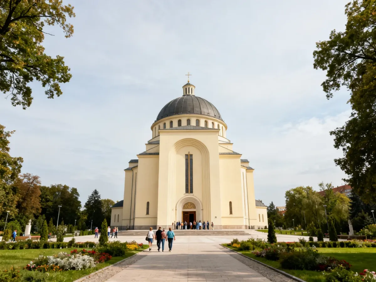 Widok sanktuarium w Toruniu z kopułą i placem przed wejściem
